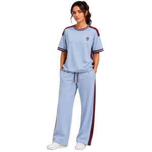 Conjunto de dos piezas informal personalizado para mujer, camiseta de manga corta azul polvo y pantalones anchos color borgoña, con contraste. - Product Image 1