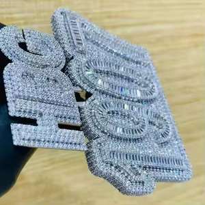 Colgantes Personalizados de Moissanita Baguette con Fecha y Número, Estilo Hip Hop, Chapados en Plata VVS, Hechos a Mano, Unisex, para Fiesta - Product Image 1