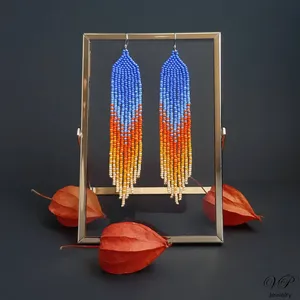 Pendientes colgantes de cuentas violeta y naranja, elegantes y brillantes, ideales para fiestas. - Product Image 1