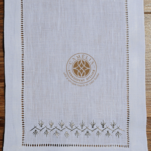 Luxury Pop Art placemat with refined embroidery, <b>combining</b> minimal elegance with contemporary aesthetics. - Product Image 3