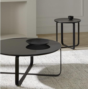 Mesa de centro de metal robusta, hecha a mano, con una estética elegante y un acabado dorado clásico para soluciones de decoración del hogar atemporales. - Product Image 4