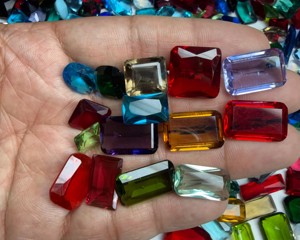 Lote al por mayor de 25000 quilates de gemas sueltas de cristal hidrotermal facetadas con corte esmeralda y cabujón surtido para fabricación de joyas - Product Image 3