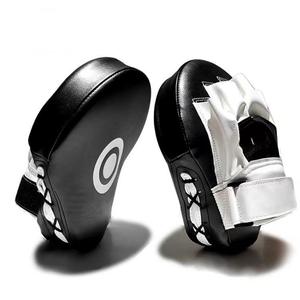 Protège-mains de kickboxing professionnels noir et blanc en PU à lacets, pliables, pour entraînement et sparring des adultes en arts martiaux - Product Image 1