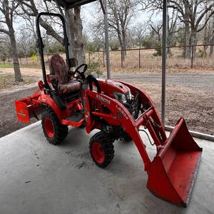 Tracteur miniature diesel Kubota BX2680 fiable 4x4, conçu pour l'excellence agricole, offrant un fonctionnement fluide et une grande robustesse. - Product Image 4