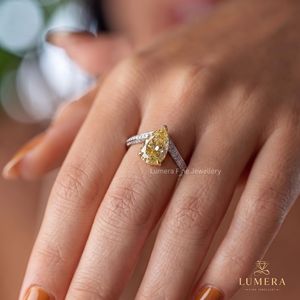 Anillo de diamante cultivado en laboratorio con corte pera amarillo elegante, certificado por IGI, con engaste de oro macizo de dos tonos y banda de chevron totalmente micro pavé. - Product Image 1