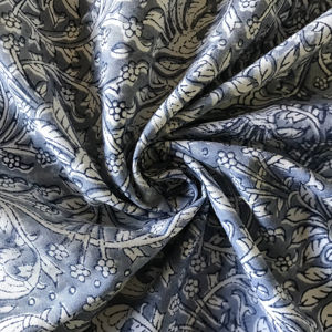 ผ้าฝ้ายพิมพ์ลายด้วยมือ – ลายดอกไม้โบราณ |   ฐานสีเทาพร้อมลวดลายสีขาว |   สิ่งทอทำมือจากอินเดีย - Product Image 1