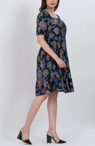Robe d'été courte en rayonne à col carré de qualité supérieure pour femme, tissu léger et confortable pour la plage, disponible à la vente - Product Image 5