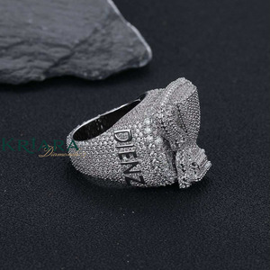 Anillo de cóctel para hombre de plata 925 con baño de oro de 18K, con moissanita redonda engastada en pavé, diseño de trofeo, estilo de lujo - Product Image 2