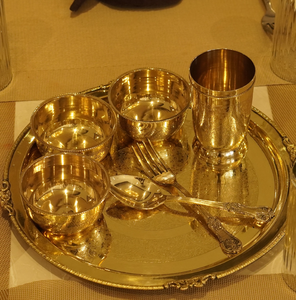 Ensemble de vaisselle Kansa en bronze martelé de qualité supérieure, comprenant des bols de service, des assiettes et des gobelets, disponible à prix de gros. - Product Image 6
