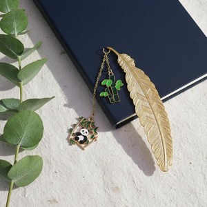 Marque-page vintage unique en métal avec finition rustique, parfait pour les collectionneurs de papeterie antique et d'objets littéraires. - Product Image 3