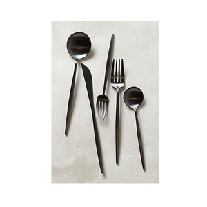 Couverts en acier inoxydable de qualité supérieure, conçus pour offrir un soutien fiable lors des repas, avec une construction robuste et une praticité quotidienne. - Product Image 1
