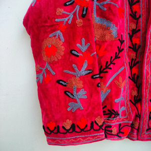 Veste matelassée en velours rose respirant, fabriquée à la main, avec broderie florale complexe, élégante tenue traditionnelle indienne pour l'hiver - Product Image 4