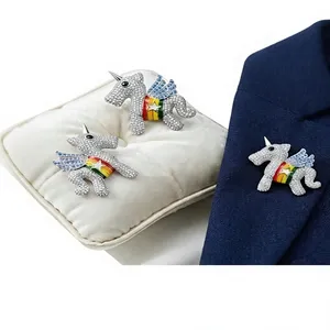 Hermoso y Elegante Broche de Unicornio Chapado en Oro con Cristales y Piedras de Zirconia, Pin de Solapa, Joyería para Mujeres y Hombres - Product Image 1