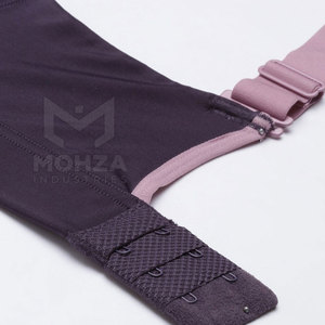 Soutien-gorge de sport respirant sans coutures de haute qualité pour femme avec bretelles réglables et logo frontal - Tenue de yoga et d'entraînement à maintien élevé - Product Image 6