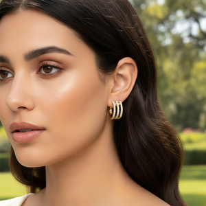 Boucles d'oreilles créoles de créateur à trois rangs de diamants ronds véritables de 1,00 TCW en or jaune 14 carats |   Bijoux fins de luxe pour femmes - Product Image 1