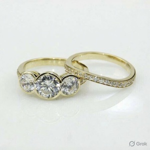 Anillo de compromiso y boda de lujo vintage con tres moissanitas talladas, engaste de garra, plata de ley 925 chapada en oro amarillo - Product Image 5