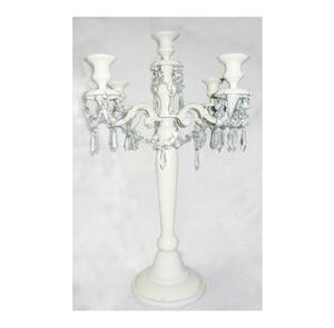 Candélabre en métal avec gouttes de cristal suspendues bougeoir pour la décoration de vaisselle d'hôtel fini enduit de poudre ivoire - Product Image 1