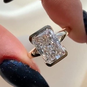 Bague de fiançailles en diamant de laboratoire taille radiant 4.07 carats, sertie en partie à la closière, trois pierres, avec pierres latérales en trilobis, à vendre - Product Image 5