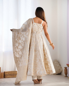 Elegante Vestido Anarkali de Seda Jacquard Banarasi con Espalda Descubierta, Dori de Cuatro Metros, Corte Kali y Conjunto de Pantalón y Dupatta Preconfeccionado - Product Image 6