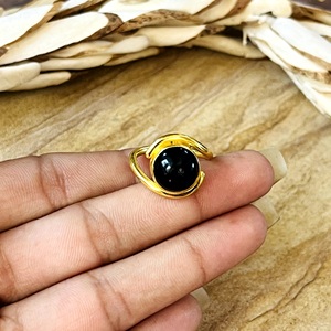 Bague en laiton au design unique, minimaliste, avec onyx noir, bijoux bohèmes en laiton pour femme, plaqué or 18 carats, solitaire vague, vente en gros/OEM/ODM - Product Image 3