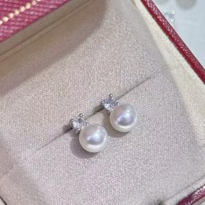 Boucles d'oreilles en or 14 carats avec croix en diamant et perle blanche de Zhuji Pearl 2025OL, perle haute qualité 7-8 mm, accessoire de luxe léger - Product Image 1