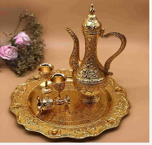 Elegante juego de té dorado con grabado floral. Incluye seis tazas y un bandeja a juego. Disponible a precios de mayorista. # Juego de Té de Lujo - Product Image 2