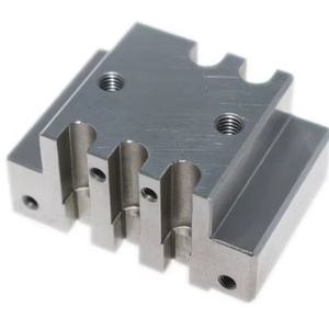 Bloque de sujeción multi-ranurado mecanizado por CNC / accesorio de mordaza flexible - Product Image 1