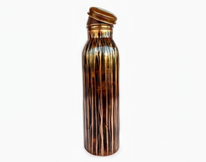 Botella de agua metálica elegante en tono negro y cobre con tapa de rosca, diseño minimalista para senderismo, camping y adultos al aire libre. - Product Image 6