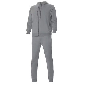 Restez performant avec ce survêtement technique gris élégant. Conçu pour un confort ultime et une coupe athlétique moderne. Parfait pour toute déplacement. - Product Image 4