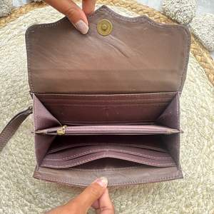 Cartera de Cuero Vacuno Hecha a Mano con Correa para la Muñeca, Tarjetero y Espacio para Efectivo, Fabricante OEM, Venta al Por Mayor - Product Image 6