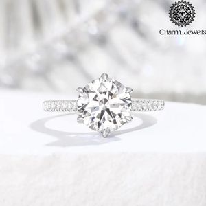 Anillo de compromiso de moissanita con corte cojín y diseño clásico para mujer, engaste de plata 925 con banda pavé - Product Image 1