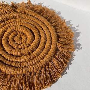 Sous-verres en macramé faits à la main, en corde de coton tressée avec pompon, style bohème, pour tasses et mugs, en provenance d'Inde. - Product Image 5