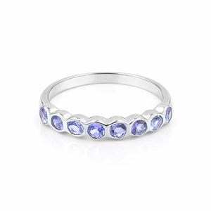 Bague en argent sterling 925 avec huit pierres de tanzanite rondes serties dans un serti clos par Ishime Jewels, plaquée or et rhodium - Product Image 6