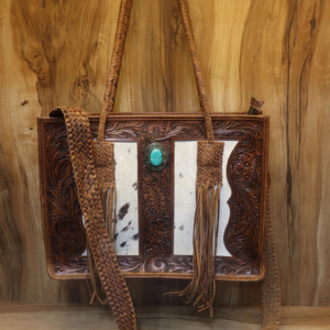 Sac fourre-tout en cuir véritable façonné à la main avec panneau en cuir de vachette à poils et concho turquoise, sac à bandoulière à franges fait main pour femme - Product Image 1