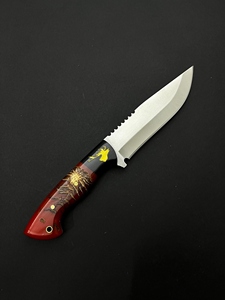 Cuchillo de caza y camping de acero D2, hoja fija con borde parcialmente dentado, mango de resina epoxi roja con diseño de piña, funda de cuero, 3 años de garantía. - Product Image 1