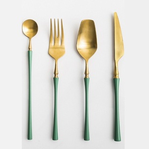Ensemble de couverts vert émeraude nordique et or brossé, couverts contemporains en acier inoxydable bicolore - Product Image 1