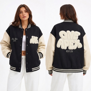 Chaqueta Letterman Negra Personalizada para Mujer con Mangas Color Crema, Chaqueta Bomber Bordada Estilo Urbano - Product Image 1