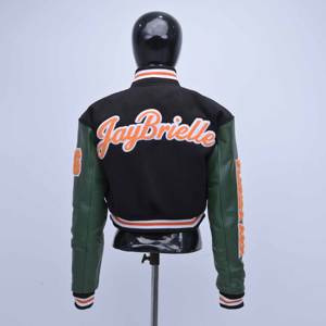 Veste bomber de haute qualité personnalisée en laine avec manches en cuir vert et broderie de patch en chenille pour femme, veste varsity courte - Product Image 3