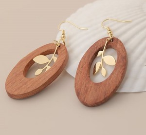 Pendientes ligeros de madera con diseño floral para uso casual y diario, joyería festiva de moda hecha a mano para mujer, aretes colgantes llamativos. - Product Image 2