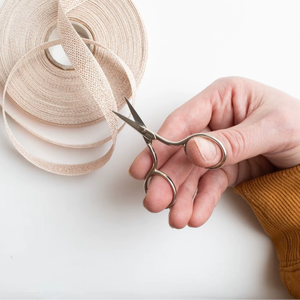 Mini ciseaux de couture de luxe en acier inoxydable, poli miroir, broderie vintage, faits main, style antique, personnalisables, avec motif en relief, cadeau - Product Image 1