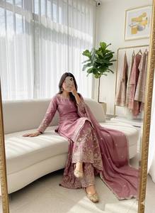 ชุดสาหรี่สีชมพูสำหรับผู้หญิง ผ้าเรยอน ปักลายทอง แบบดั้งเดิมของอินเดียและปากีสถาน เหมาะสำหรับงานแต่งงานและงานปาร์ตี้ ทรงปกติ ความยาวระดับข้อเท้า แห้งเร็ว - Product Image 2