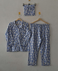Ensemble de pyjama en coton imprimé à la main avec motifs floraux bleus élégants, 100% coton de qualité supérieure, respirant, séchage rapide, confortable pour l'été, élastiqué - Product Image 5
