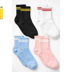 Vente en gros de chaussettes de sport en coton SAMAVIA personnalisées, respirantes, absorbant la transpiration, à motif géométrique, à hauteur de la cheville, de haute qualité, tricotées - Product Image 3