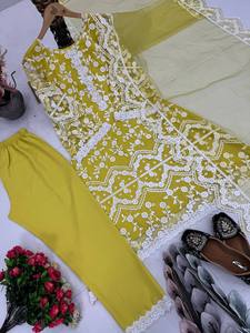 Conjunto de traje étnico completamente cosido con top de crepé natural pesado con bordado y adornos de moti, salwar farsi y dupatta de seda. - Product Image 2