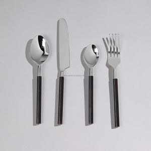 Ensemble de couverts en métal design avec une texture unique offrant une belle décoration et une fonction supérieure pour les tables à manger - Product Image 4