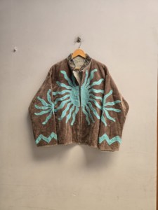 Veste Suzani en velours taupe pour femme, broderie soleil turquoise faite à la main, manteau ethnique bohème, vente en gros, vêtements d'extérieur de créateur, export - Product Image 1