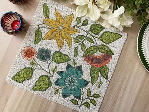 Mantel individual de moda con cuentas, diseño tropical de flamenco, flor y hoja en rosa, bordado a mano, para mesa de boda, fiesta o comedor. - Product Image 2