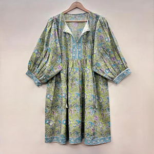 Tunique formelle en coton écologique imprimé à la main motif floral, col en V, manches 3/4, avec dentelle et ourlet à volants faits main, lavable et infroissable - Product Image 1