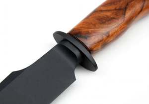 Cuchillo de Camping Hecho a Mano con Recubrimiento Negro, Mango de Madera Dura y Doble Protección - Product Image 4