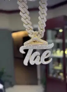 Colgante Personalizado con Letra en Oro Amarillo de 14K y Moissanita Redonda de 3Ct para Hombre - Product Image 2